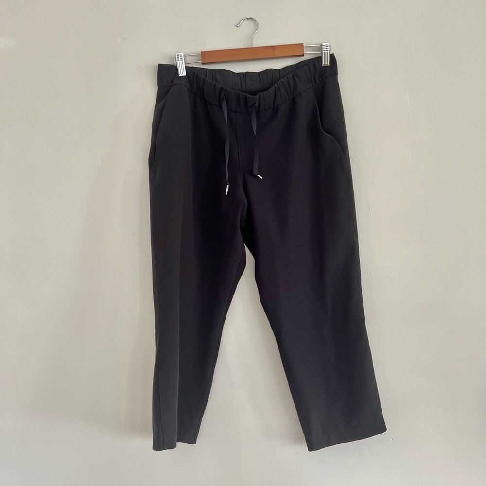 Lululemon On The Fly Crop Woven 23” size 10
